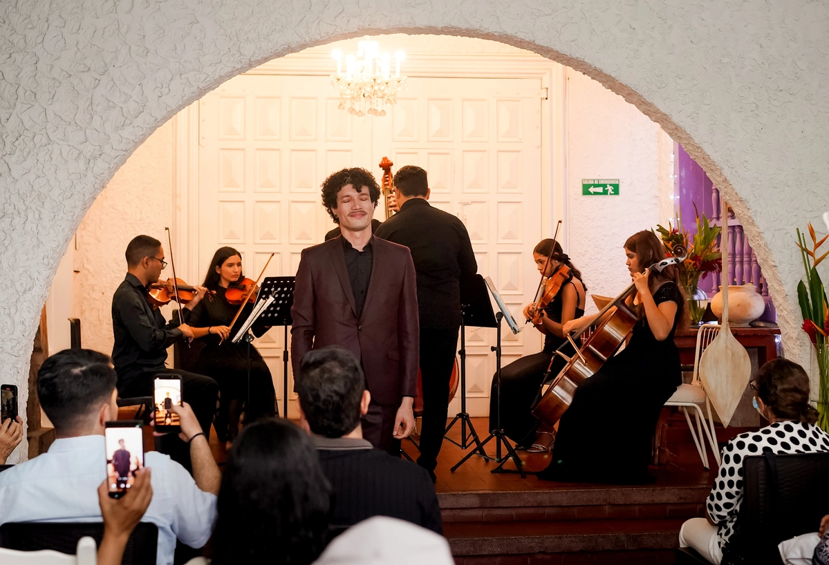 El Quinteto de Cuerdas de la Filarmónica del Cesar, junto al bajo-barítono Ernesto Angulo, durante su emotiva presentación en homenaje a Josefina Castro Daza en el Hotel Boutique Casa Rosalía. Foto: Jaiber Jiménez.