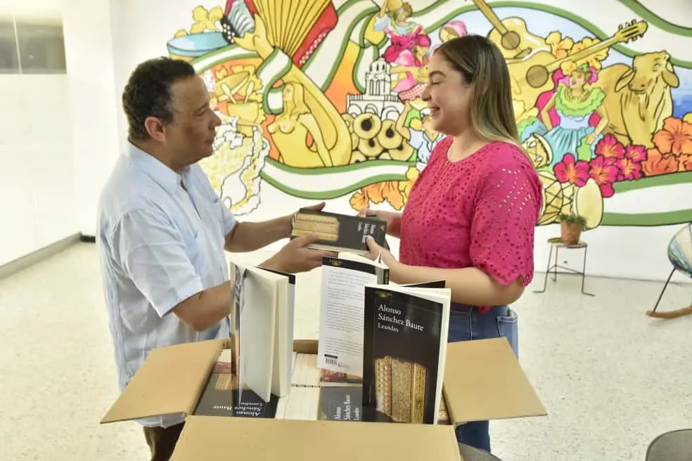 Alonso Sánchez Baute donó 76 libros de ‘Leandro’ a la red de bibliotecas públicas del Cesar