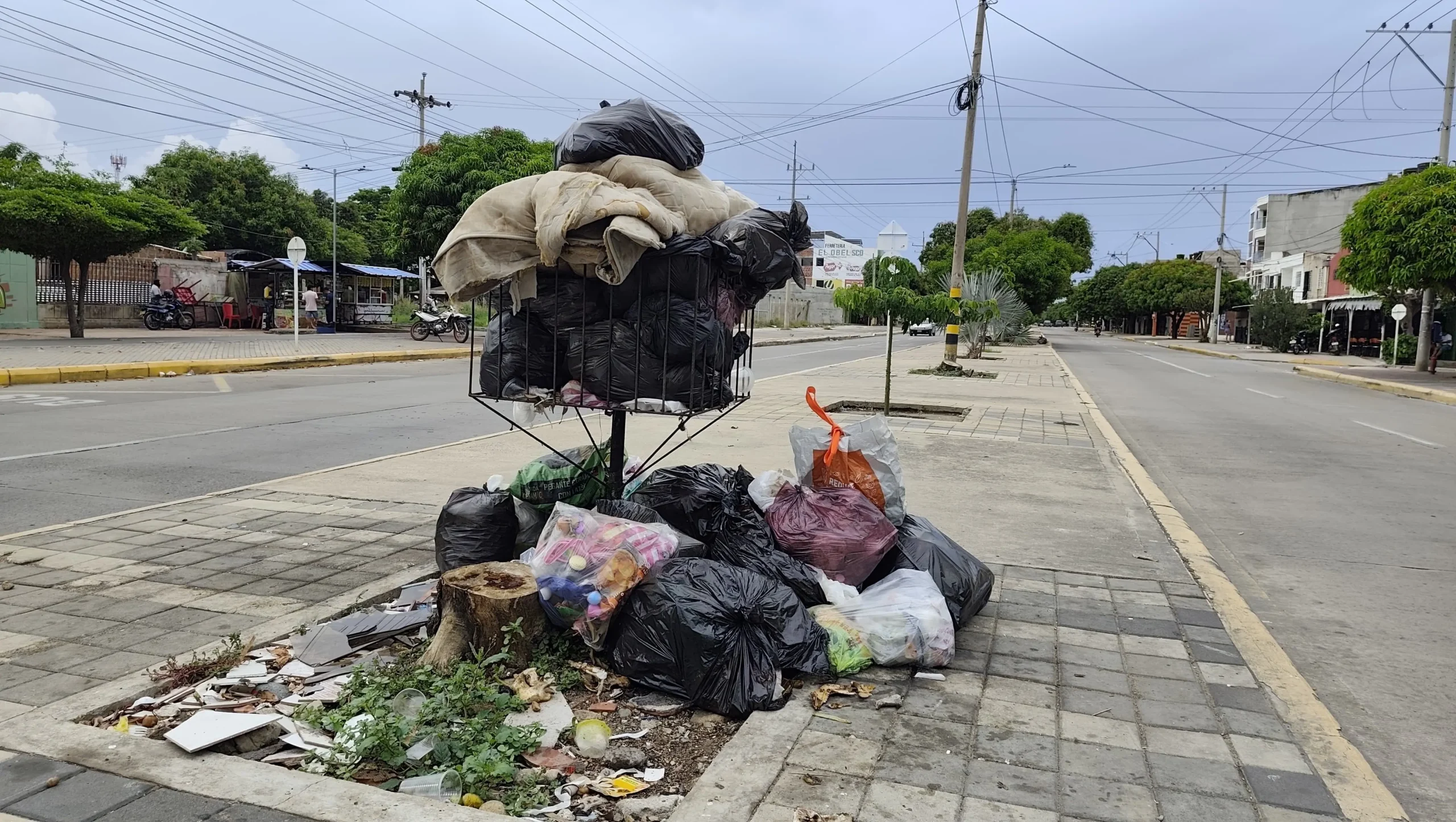 Bolsas de basura y desechos podrían acumularse en las calles de Valledupar ante la amenaza de huelga en el servicio de aseo. Foto: Jesús Ochoa.