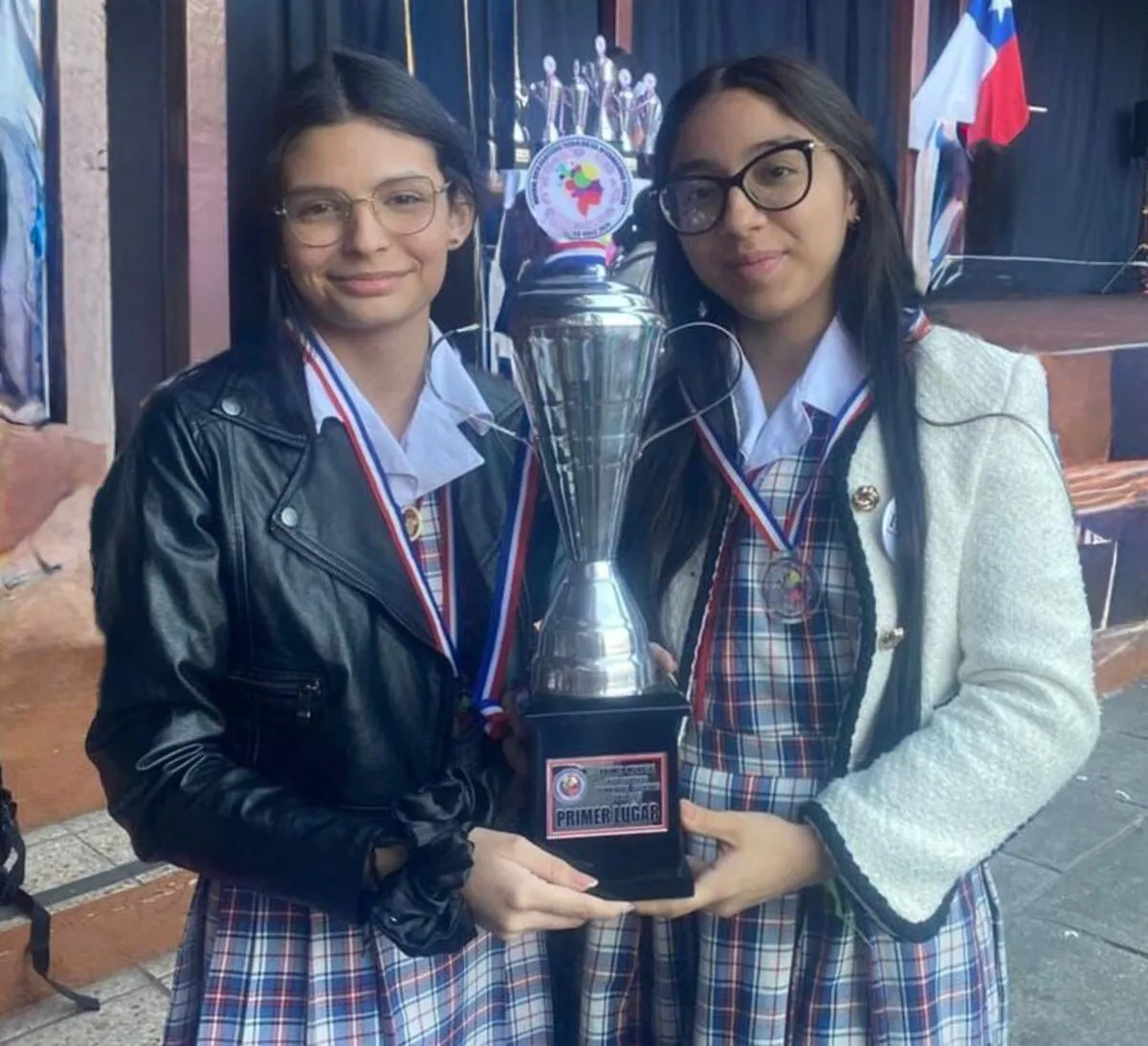 Hanna Sofía Carvajal Sepúlveda y Kris Rachel Torres del Colegio La Sagrada Familia de Valledupar.