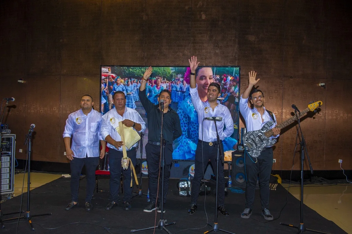 Óscar Díaz y su agrupación vallenata en el Museo de las Civilizaciones Negras.