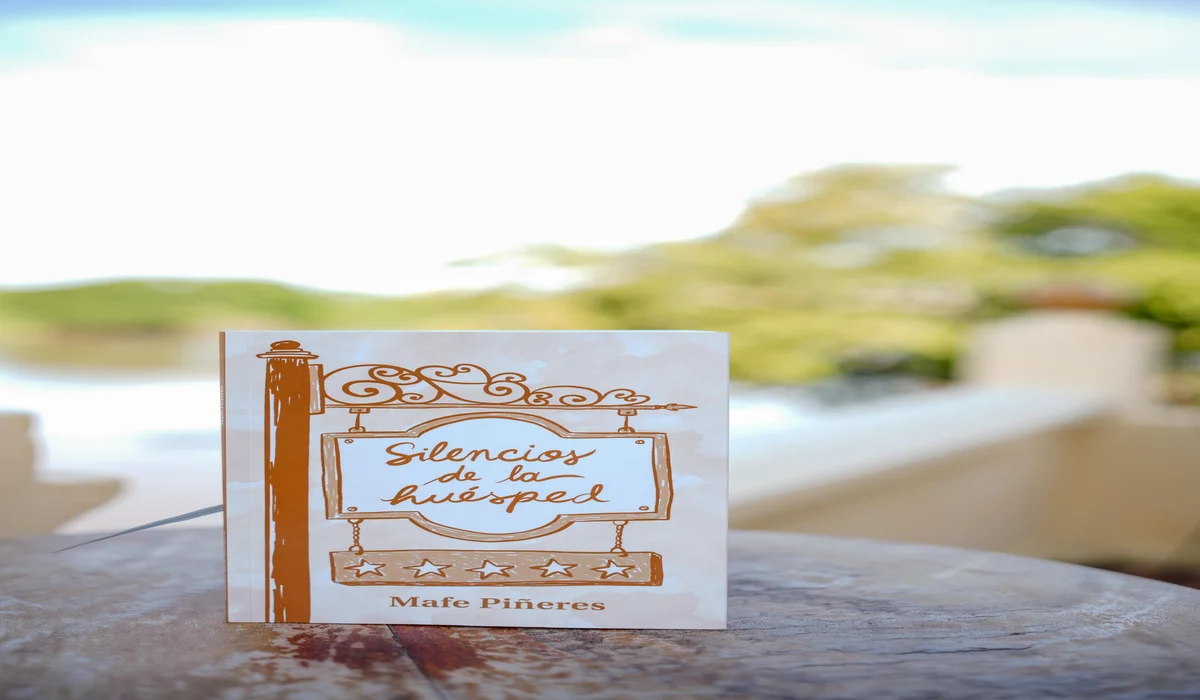 Portada del libro ‘Silencio de la huésped’ de Mafe Piñeres.  FOTO: CORTESÍA. 