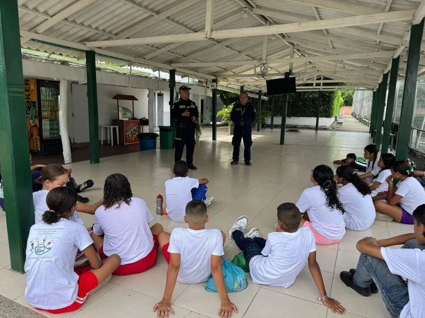 Policía Metropolitana y Bomberos de Valledupar promueven la prevención de accidentes en el hogar entre jóvenes