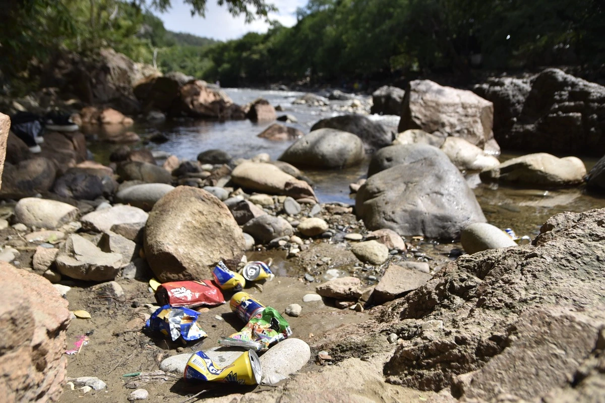Residuos y desechos se acumulan a orillas del río Guatapurí, evidenciando la falta de control ambiental y la inseguridad que impide su recolección. Foto: Jesús Ochoa.
