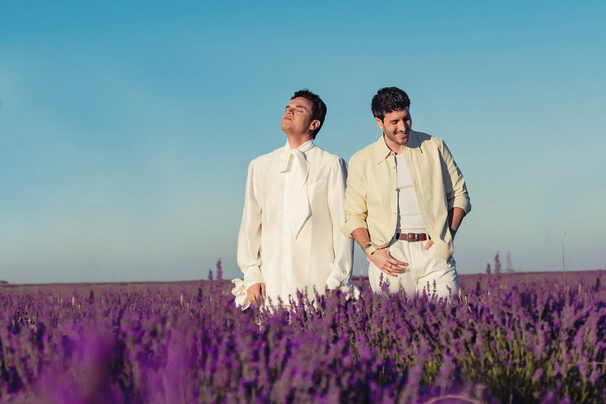 Silvestre Dangond y Sebastián Yatra grabaron el video de ‘Una vaina bien’ en los campos lavanda y los paisajes dorados de Brihuega, España. FOTO: CORTESÍA JOSÉ RICARDO MAESTRE/ PAOLA ESPAÑA PRESS.