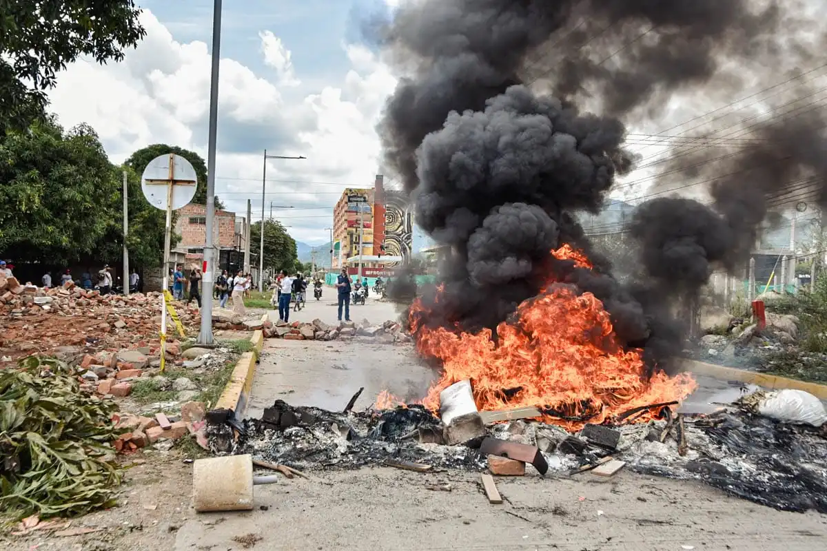 WEB. Bloqueos en el barrio La Roca por demolición de viviendas