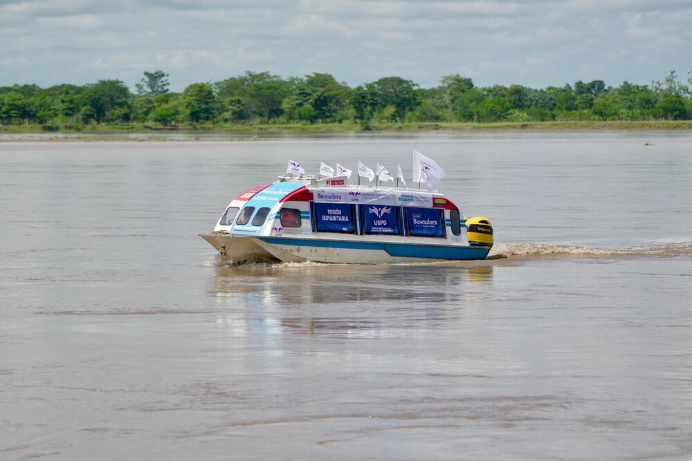 Una embarcación blanca y azul con el letrero "La Ruta Buscadora, Unidad Fluvial" inicia un recorrido de 21 días por 182 millas náuticas del río Magdalena. Foto: UBPD.