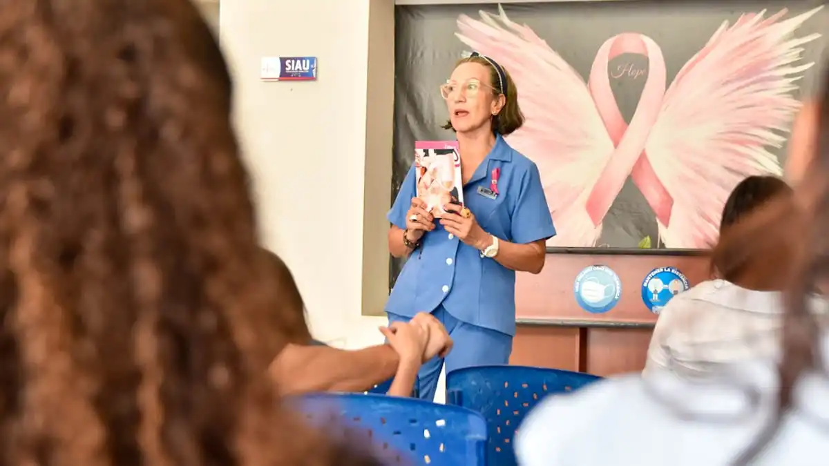 Voluntaria de la Liga Contra el Cáncer Seccional Cesar en Valledupar durante una capacitación sobre prevención del cáncer de mama, enfatizando la importancia del autoexamen y chequeos médicos regulares. Foto: Jesús Ochoa.