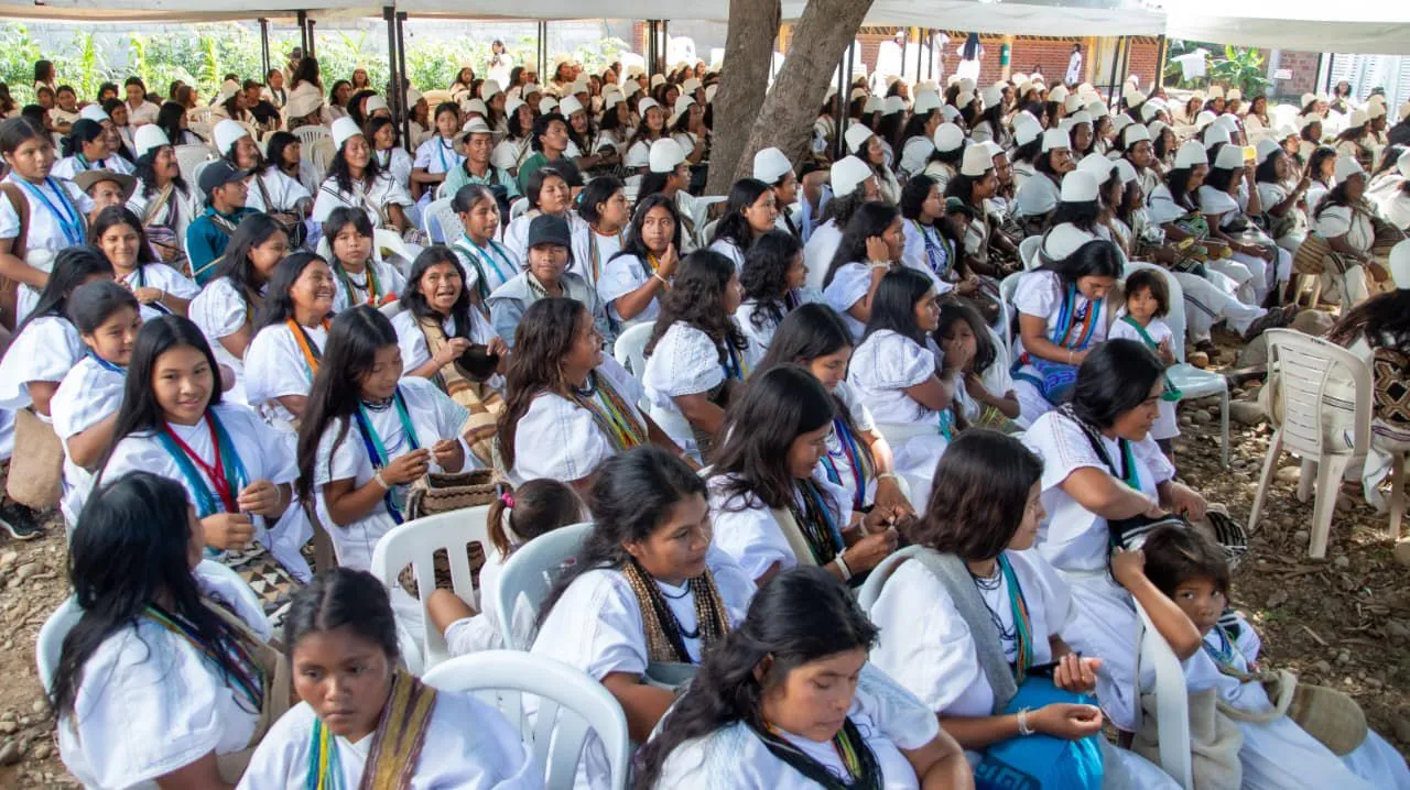 En la Casa Indígena de Valledupar: más de 170 mamos, autoridades y lideresas arhuacas dialogan con representantes institucionales. Foto: CIT.