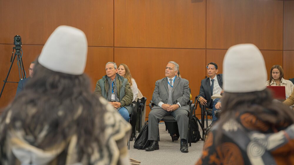 Audiencia dialógica en la Jurisdicción Especial para la Paz, autoridades indígenas y representantes de las víctimas que exigieron verdad y justicia para la Sierra Nevada de Santa Marta. Foto: JEP.