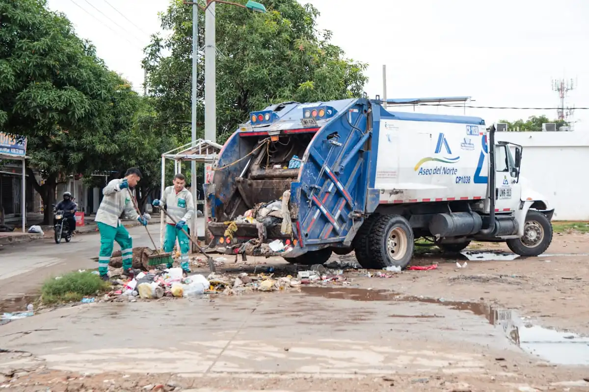 Trabajadores de Aseo del Norte reunidos este domingo en la sede de Sinaltrainal, participando en la votación que determinó el inicio oficial de la huelga laboral en Valledupar. Foto: Cortesía