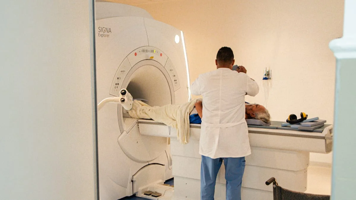 Una paciente se realiza un estudio de resonancia magnética con IA en Imagen Radiológica Diagnóstica. JESÚS OCHOA/EL PILÓN.