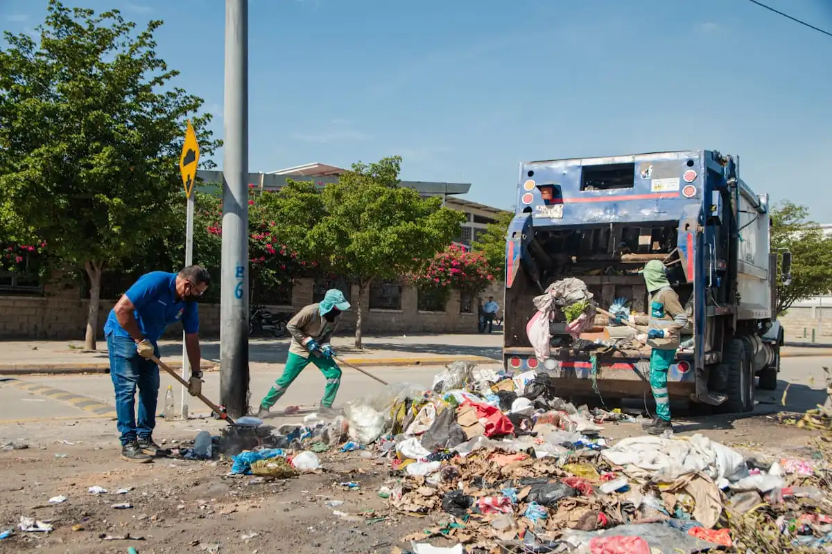 Trabajadores de Aseo del Norte denuncian que trabajan con uniformes desgastados mientras cumplen jornadas diarias de recolección de residuos en las calles de Valledupar. Foto: Jesús Ochoa.