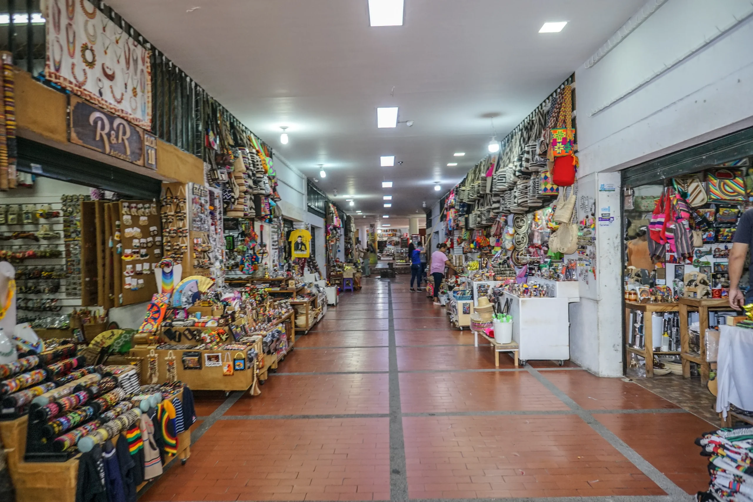 Comerciantes de Calle Grande exigen respuestas frente a la Alcaldía de Valledupar por el abandono y las fallas de infraestructura en el centro artesanal. Foto: Jesús Ochoa.