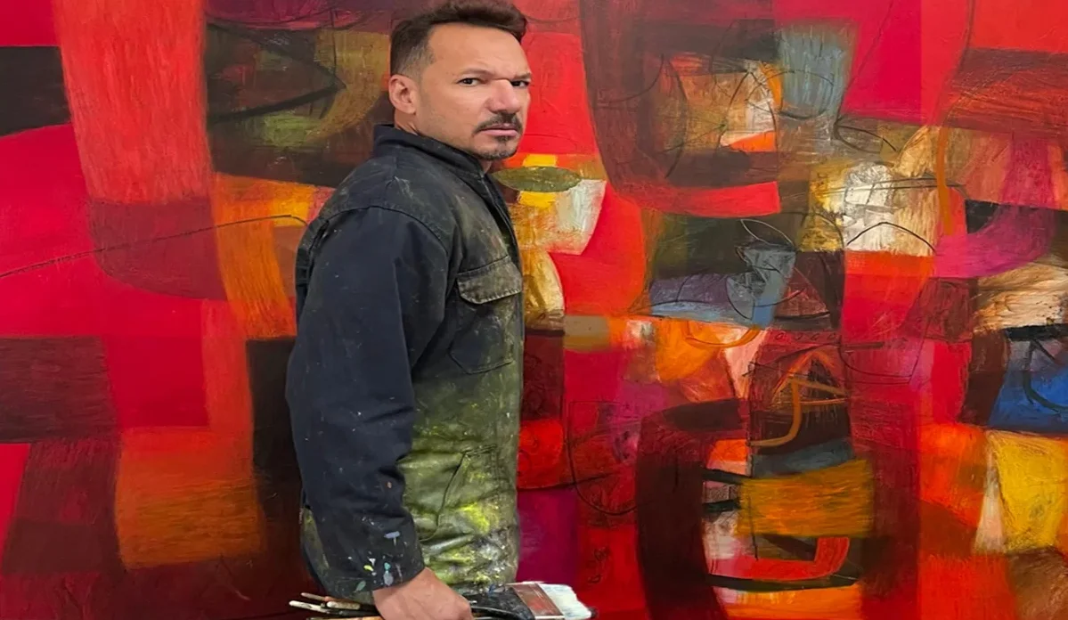 Douglas Mendoza, pintor guajiro que plasma sus memorias de devastación ambiental en obras abstractas. Foto: suministrada.