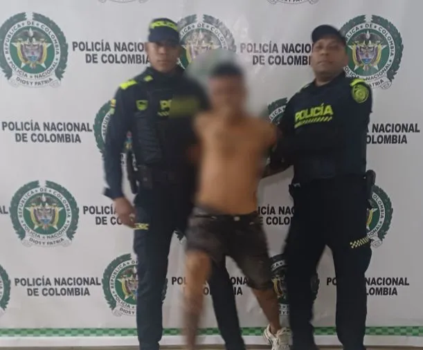 Andrés Felipe Lambertinez, de 25 años, ingresó a una tienda D1 y, portando un revólver. Foto: Policía.