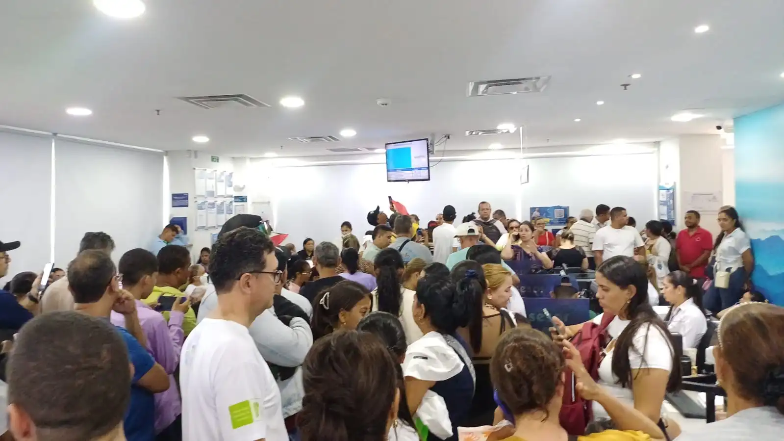 Largas filas y evidente congestión de usuarios en la sede de Salud Total en Valledupar, quienes esperan durante horas para realizar trámites y acceder a servicios de salud, en medio de la crisis y el aumento de reclamos en el departamento del Cesar. Foto: Yiyo Martínez.