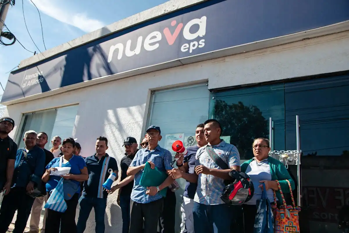 Usuarios de Nueva EPS bloquean la Carrera 10 en Valledupar, exigiendo atención y medicamentos tras la suspensión masiva de servicios médicos. Foto: Jesús Ochoa.