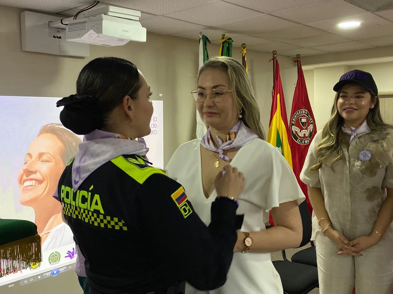 Momento en que la Dra. Beatriz Tovar Carrasquilla, Rectora Seccional, recibe la insignia como miembro Púrpura.