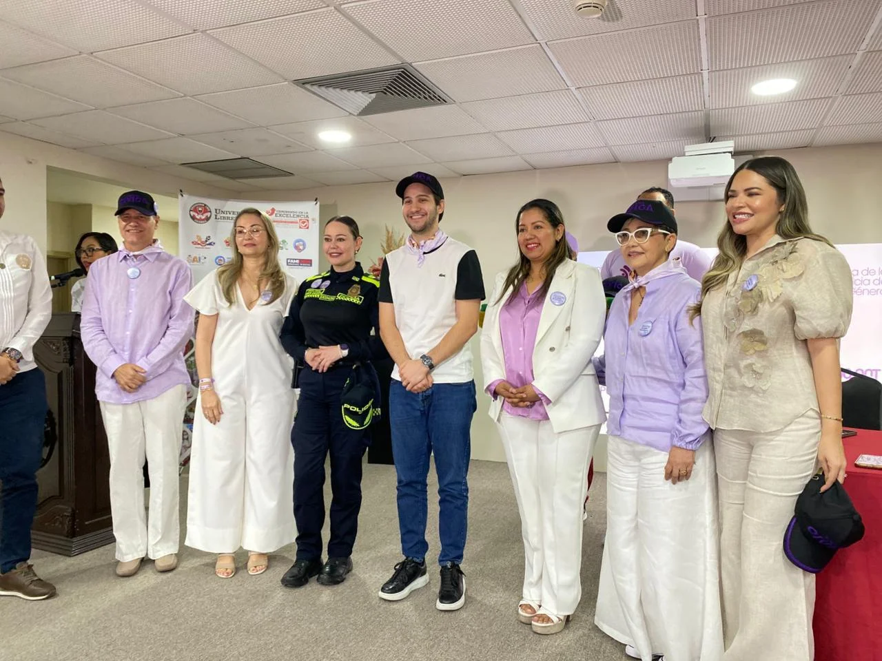 De izquierda a derecha: Dr. Juan Carlos Correa Escobar, Coordinador de la Policía Cívica de Mayores, MEBAR; Dra. Beatriz Tovar Carrasquilla, Rectora Seccional Universidad Libre Barranquilla; teniente coronel, Magda Liris Garzón Flórez, Jefe Grupo Atención Violencia Contra la Mujer, Familia y Género, Policía Nacional; Dr. Rashid Correa, concejal del Distrito; Dra. Martha Sánchez, Coordinadora área Proyección Social, Facultad Ciencias de la Salud, Exactas y Naturales; Dra. Maribel Orozco, coordinadora de Damas y Caballeros Púrpura y Dra. Cinthia Pérez Acosta, concejal del Distrito.