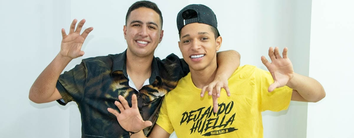 Martín Elías Jr. y su acordeonero Santiago Oñate en entrevista con EL PILÓN. FOTO: JESÚS OCHOA/EL PILÓN.