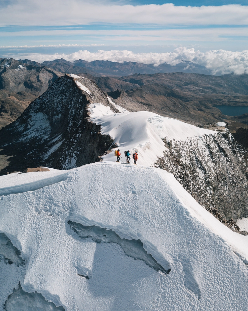 Cristian junto a compañeros de expedición en la cumbre del Pico Bolívar, la montaña más alta de Colombia. / Foto: Cristian Alarcón.