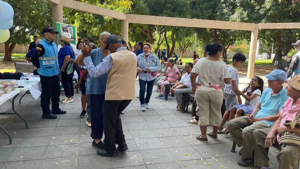 Adultos mayores del barrio Don Carmelo participan con alegría en actividades recreativas y de integración organizadas por la Junta de Acción Comunal y La Gudmo 28. Foto: JAC