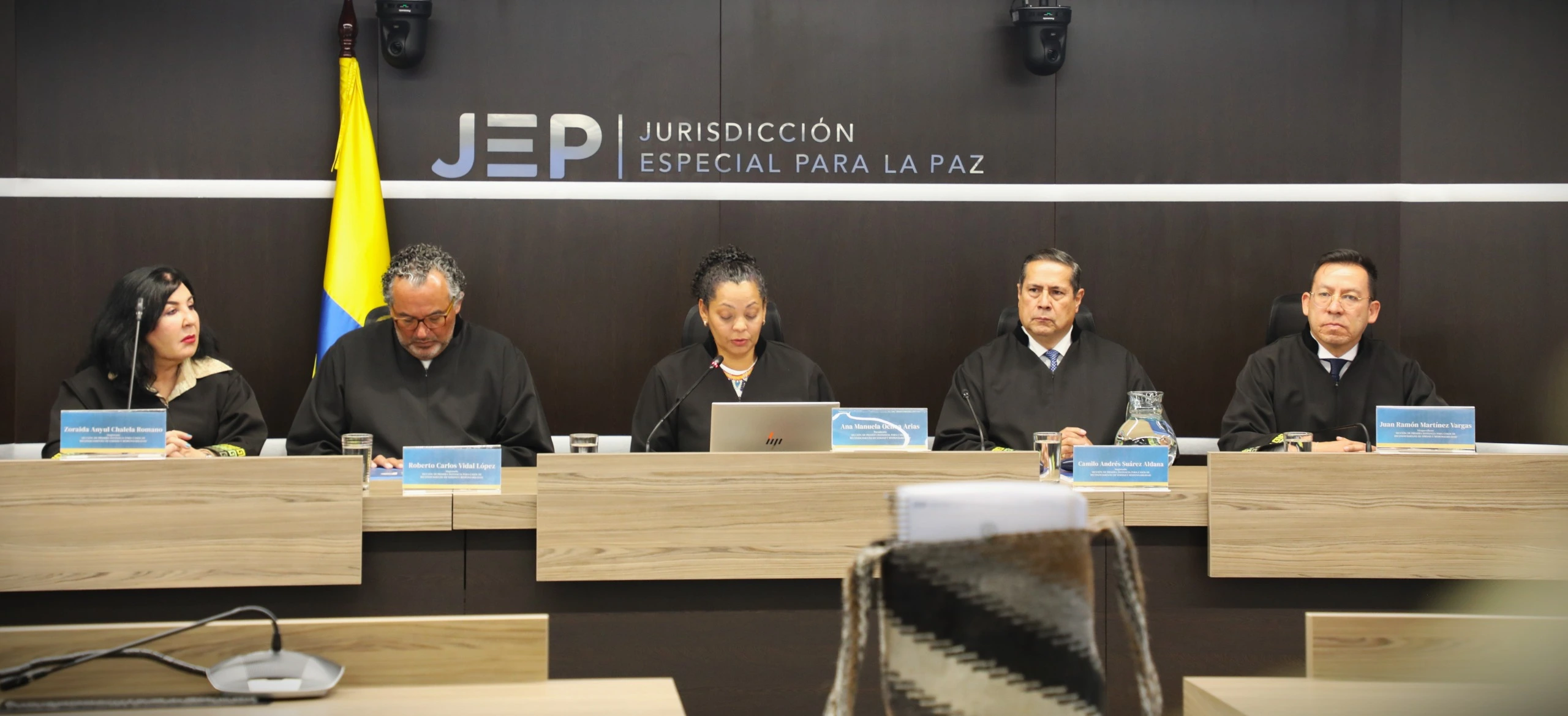 La magistrada Ana Manuela Ochoa y la Sección de Reconocimiento dan lectura pública a la sentencia contra exmilitares del Batallón La Popa. Foto: JEP