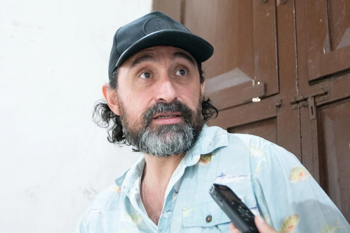 Juan Camilo Lim junto a parte de su colección de arte emergente, exhibida en la Feria de Arte de Valledupar “Mundos Próximos”. Foto: Jesús Ochoa.