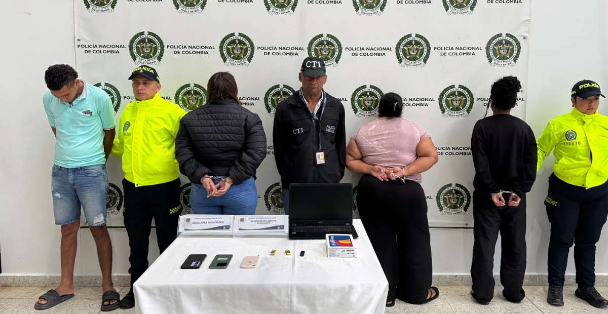 La Policía presentó a los capturados durante el operativo contra la subestructura ‘Ferney Antonio López’ del Clan del Golfo. Foto: EL PILÓN.