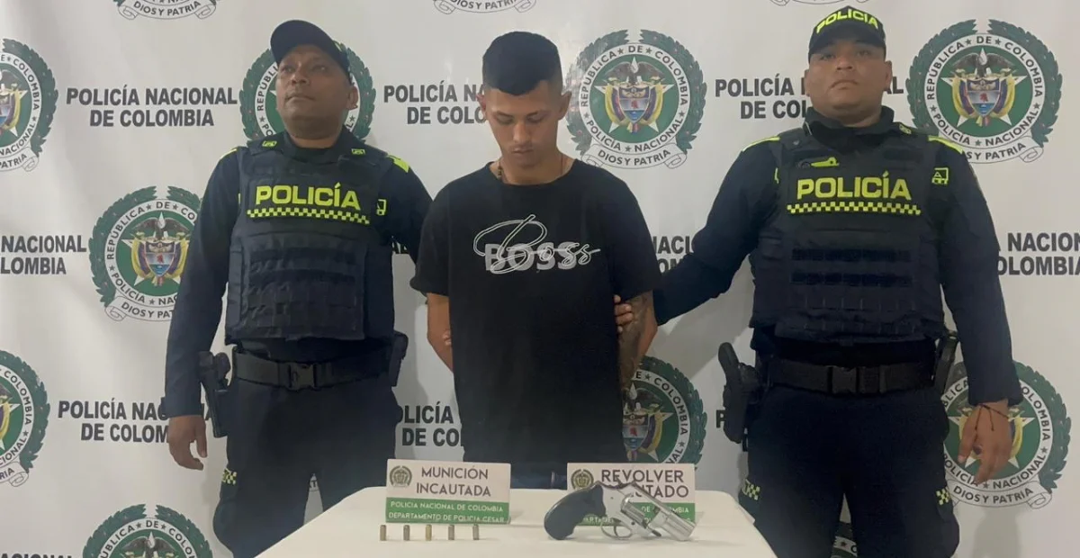 El capturado fue sorprendido con un arma traumática tras cometer dos hurtos en diferentes barrios de Valledupar. Foto: Policía.