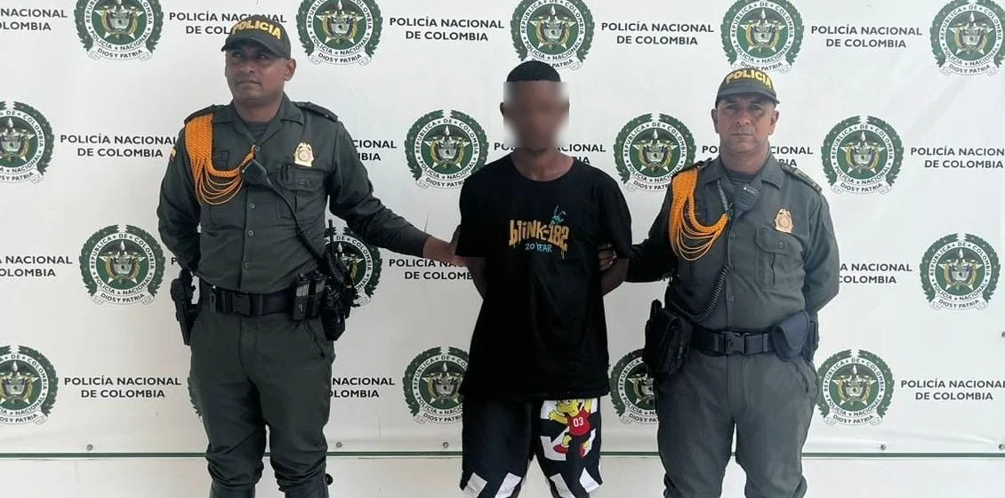El joven fue detenido cuando halaba el caballo robado en zona rural de Valledupar. Foto: Policía.