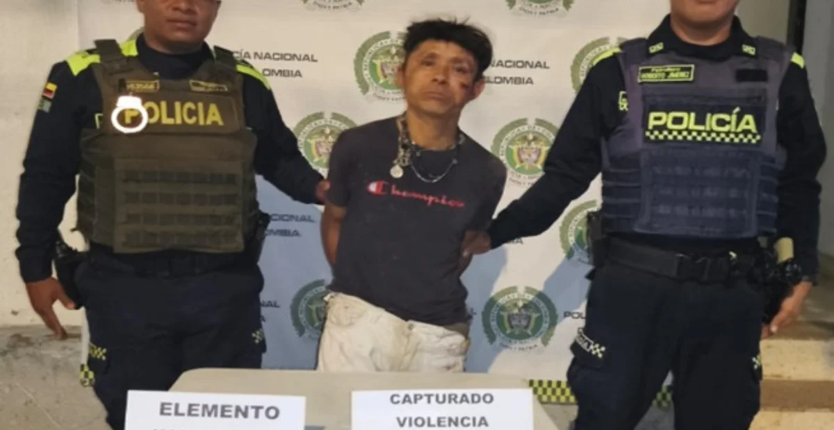 El agresor fue detenido en flagrancia y desarmado dentro de la vivienda. Foto: Policía.