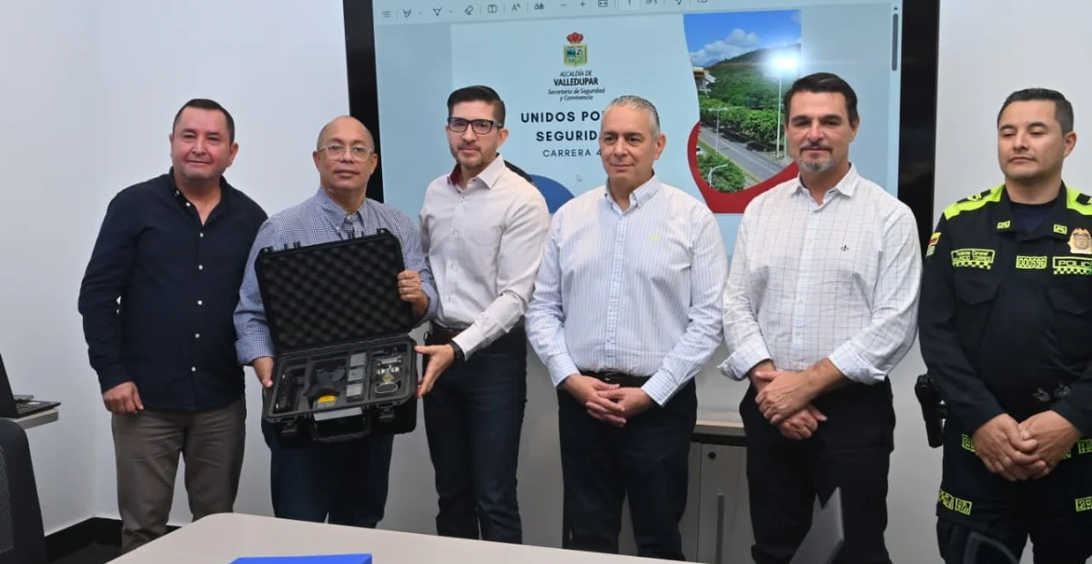 La Alcaldía de Valledupar y la empresa DPA presentaron un dron que reforzará la seguridad en la carrera cuarta. Foto: Alcaldía.