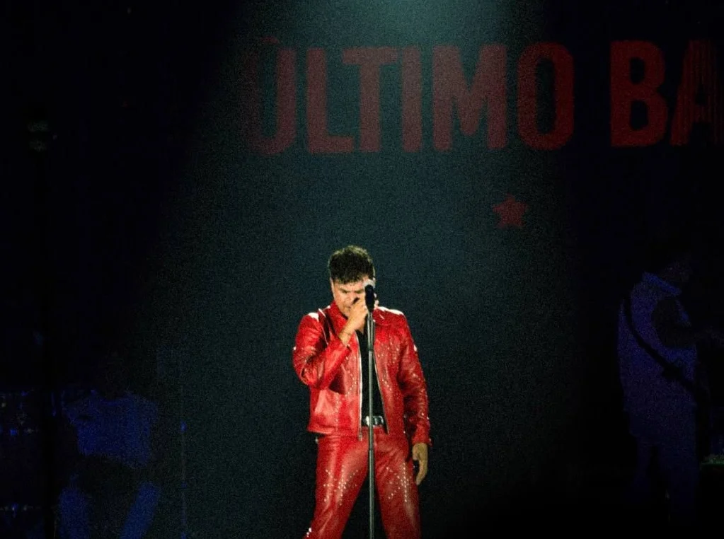 Silvestre Dangond cantando ante más de 20 mil espectadores en el parque de la Leyenda Vallenata. FOTO: TELEGRAM SILVESTRE DANGOND.