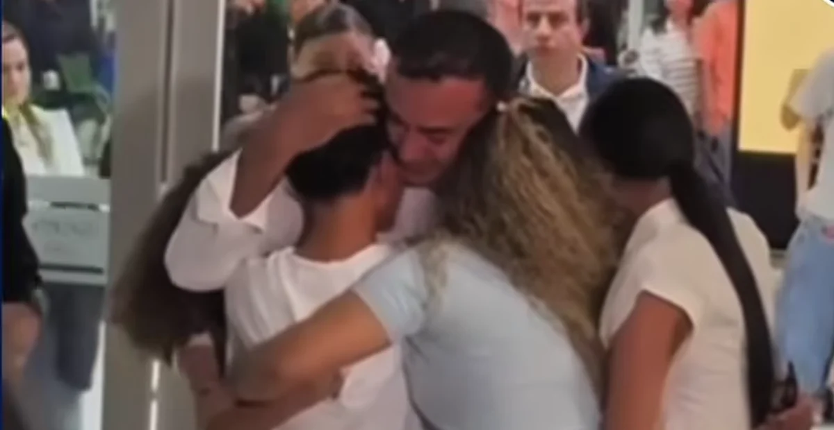 El alcalde José David Rocha abrazó a su familia tras ser rescatado. Foto: cortesía.