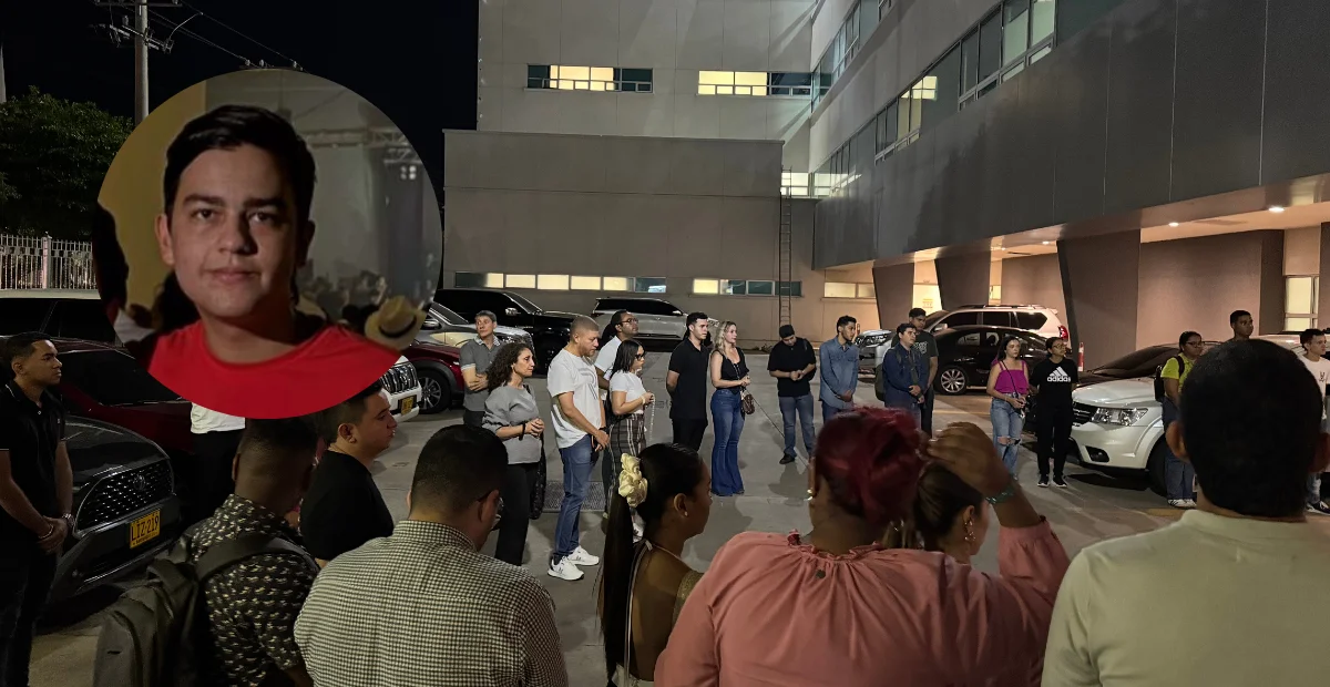 Familiares y amigos realizan cadenas de oración diarias a las afueras de la Clínica Alta Complejidad por la recuperación del joven universitario Nemesio Nicolás Daza. Foto: EL PILÓN.