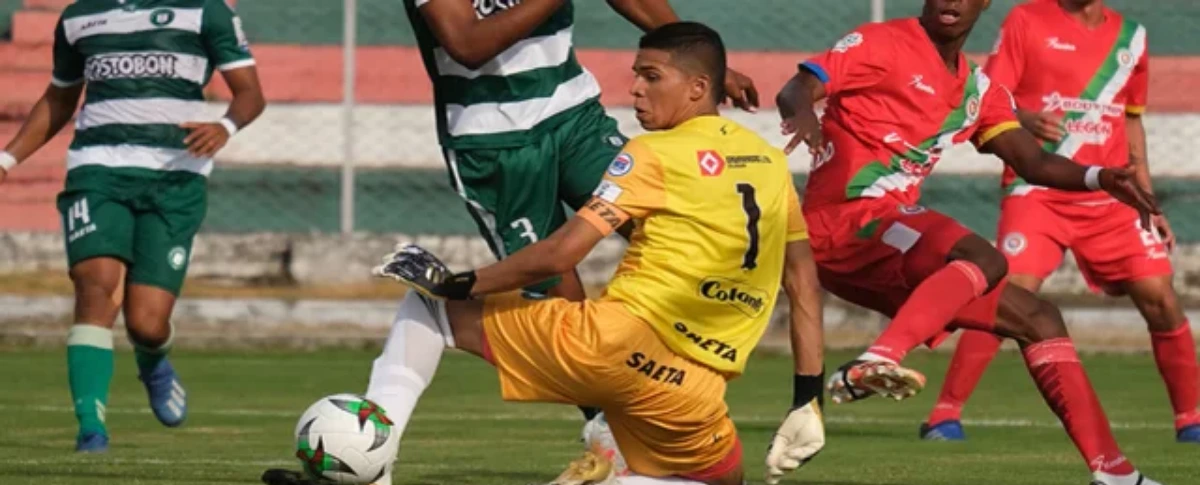 Mier disputó 17 partidos vistiendo la ‘verdiblanca vallenata’, en los que recibió únicamente 15 goles.