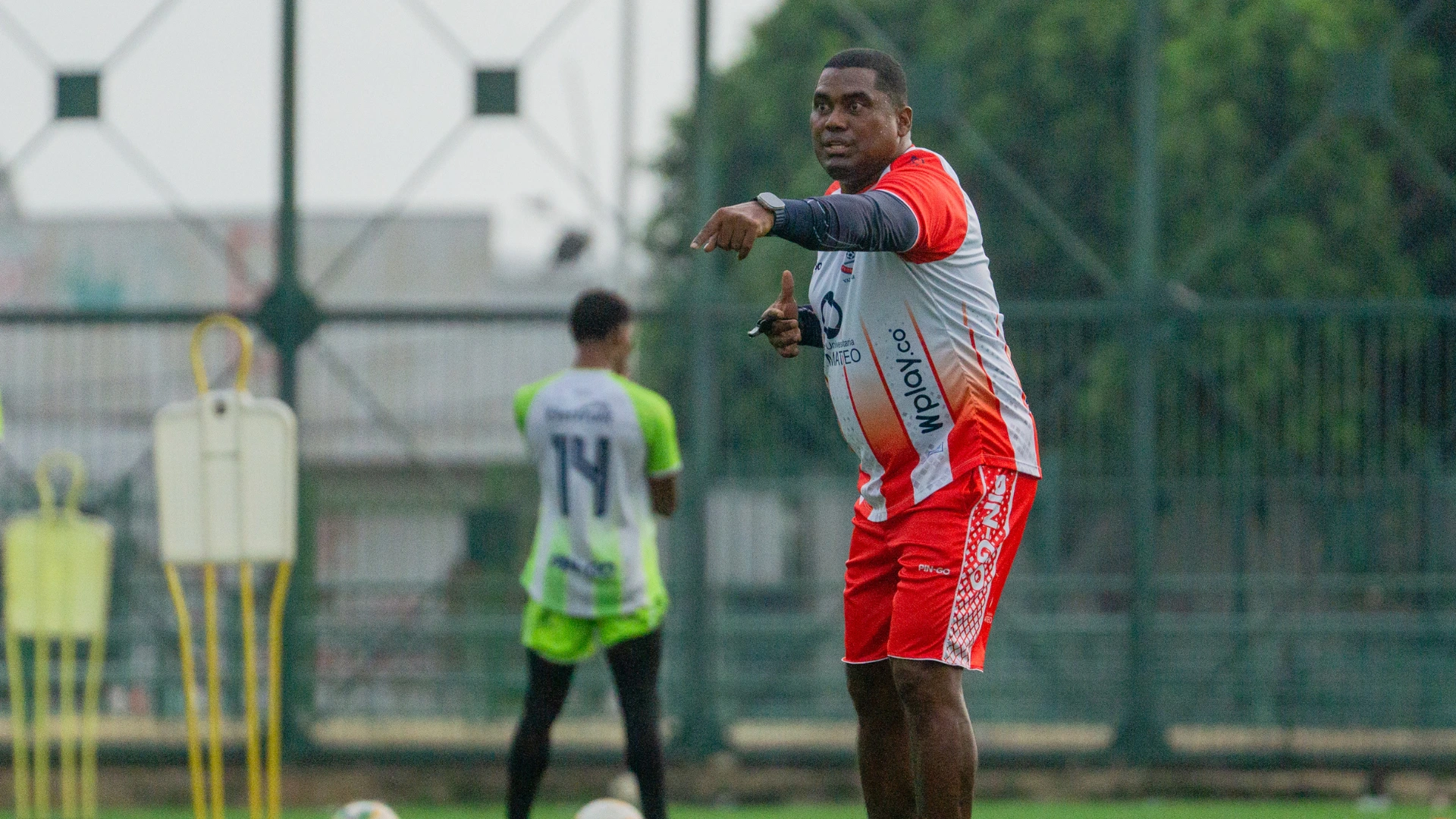 El entrenador Hubert Bodhert, habló en rueda de prensa sobre cómo maneja el grupo la presión.