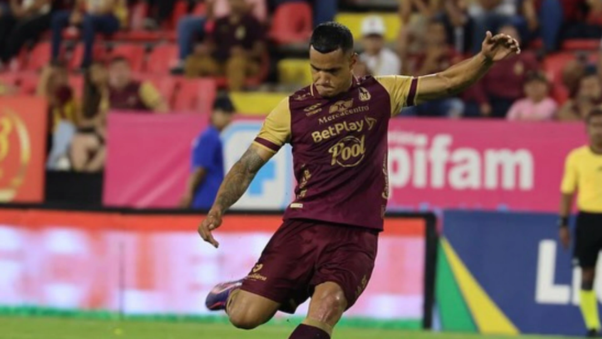 Brayan Rovira viste la camiseta de Deportes Tolima.
