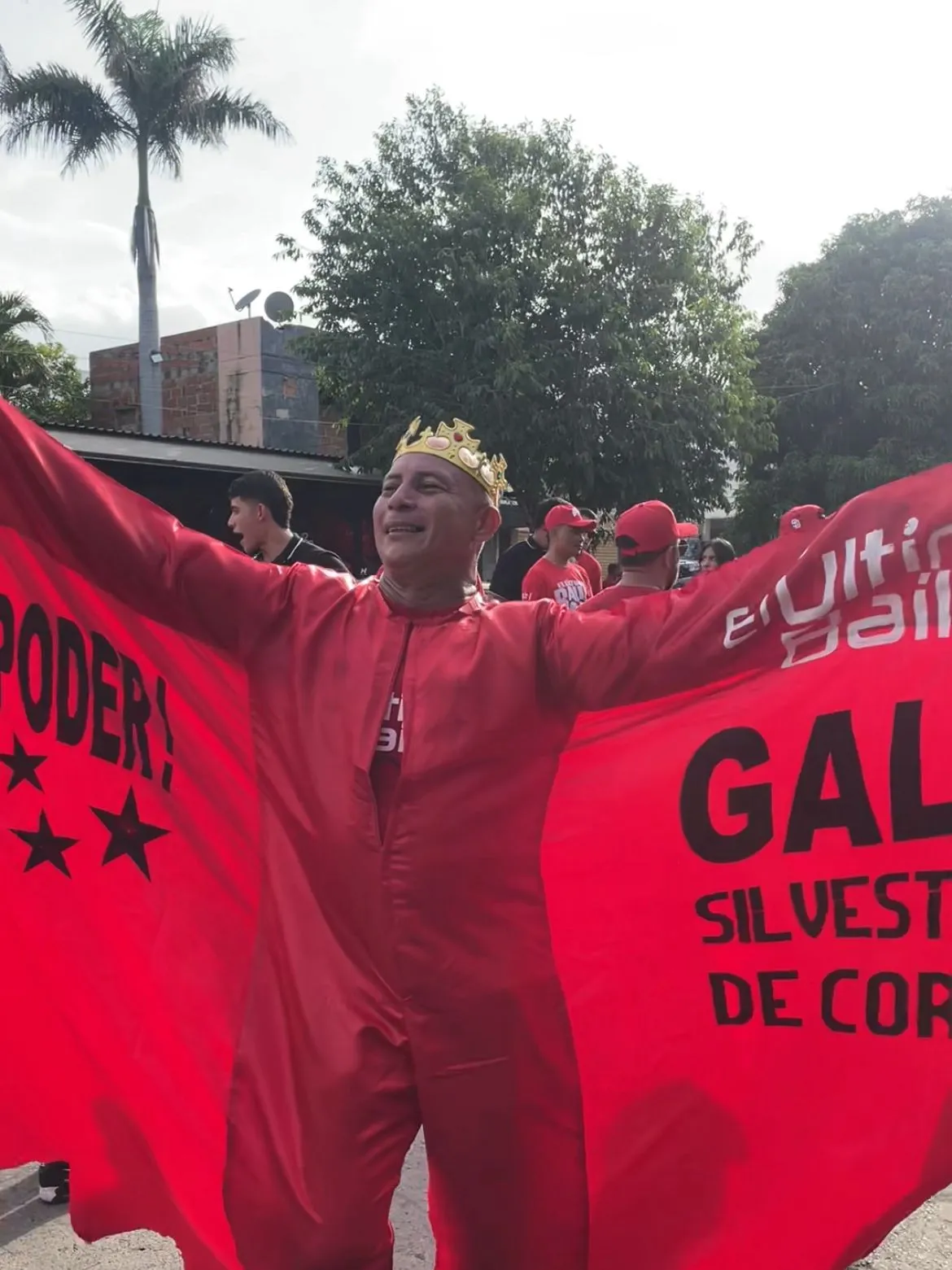 Galón Silvestrista, personaje de Sahagún, durante la caminata de 'El Último Baile'. 

FOTO: EL PILÓN.