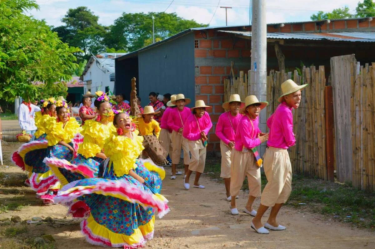 Agrupaciones folclóricas de diferentes partes del país.