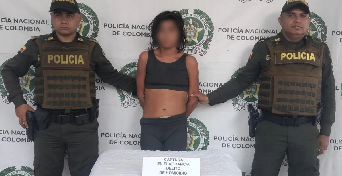 Andrea Katherine Cárdenas fue judicializada por homicidio tras atacar con machete a dos hombres en el barrio La Floresta de San Martín. Foto: Policía.
