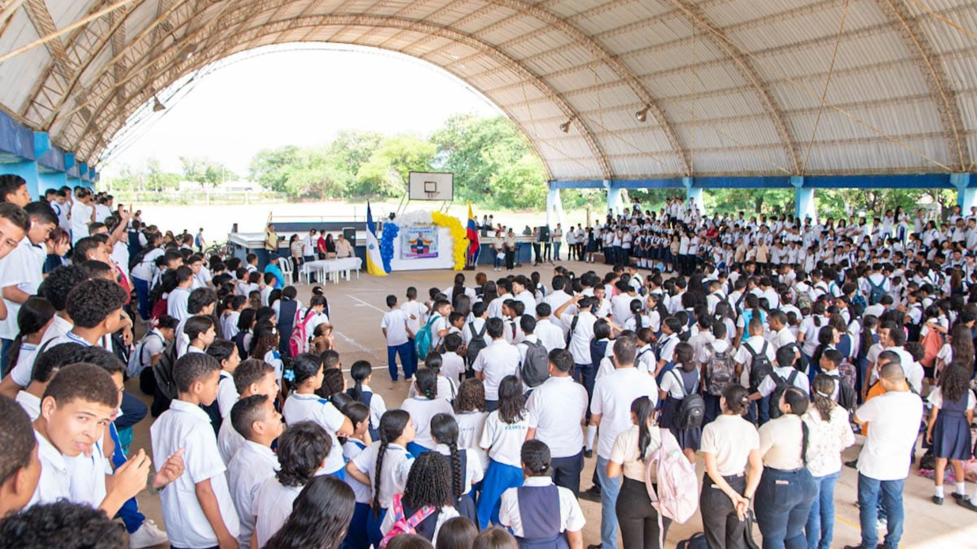 Cientos de estudiantes de la Institución Educativa Consuelo Araújo Noguera recibieron al campeón de boxeo juvenil. Foto: Jesús Ochoa.