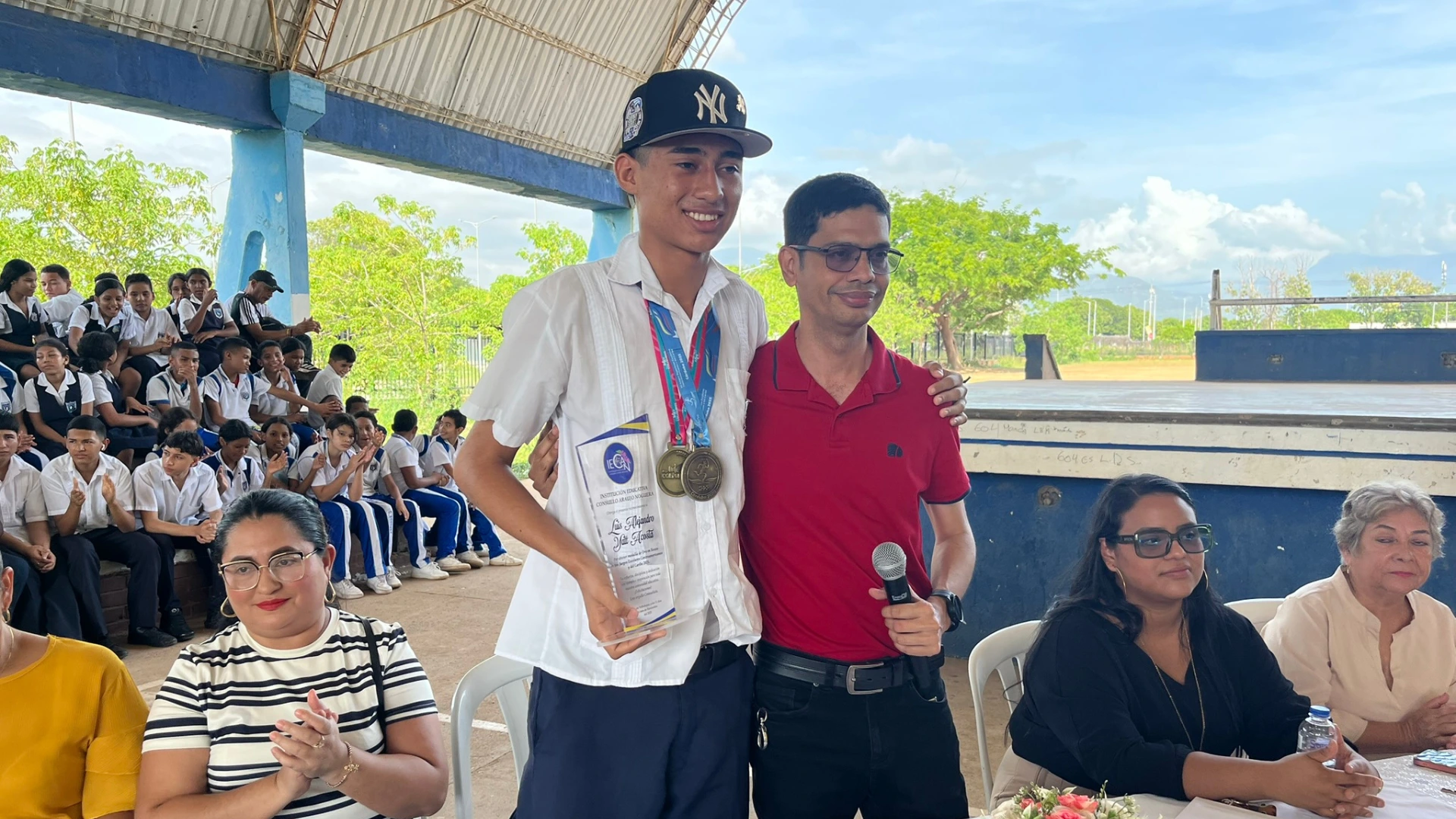 El rector de la institución, Benjamín Herrera, entregó un reconocimiento al joven pugilista. 