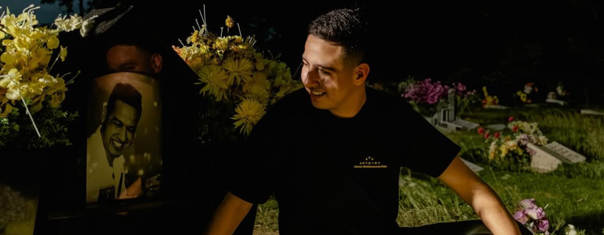 Martín Elías Díaz visitando la tumba de su papá en Jardines de Ecce Homo. FOTO: Redes Martín Elías Jr.