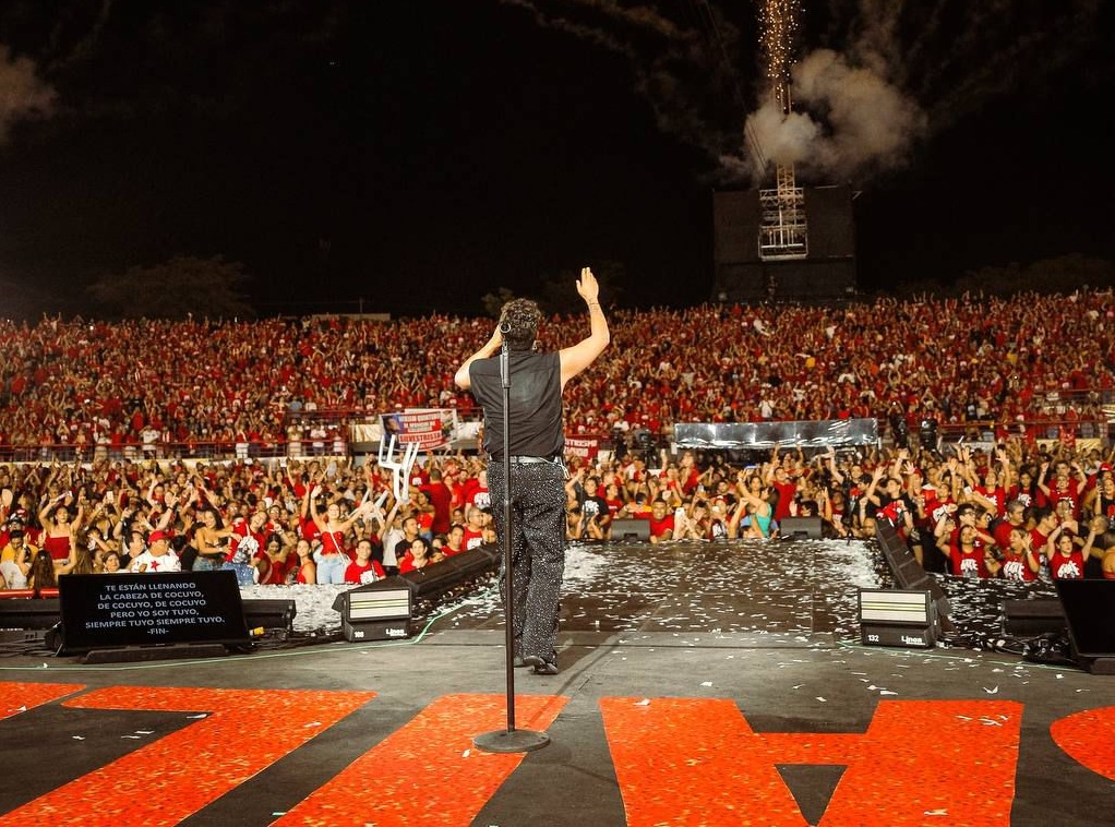 Silvestre Dangond cantando ante más de 20 mil espectadores en el parque de la Leyenda Vallenata. 
FOTO: TELEGRAM SILVESTRE DANGOND.