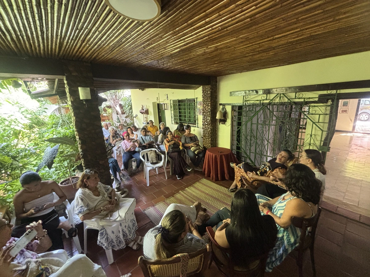 Conversatorio inaugural de “Mundos próximos en femenino” en Casa de Encuentros, con artistas, periodistas y gestoras culturales dialogando sobre arte y sanación en el marco del Artva 2025.​ Foto: EL PILÓN.