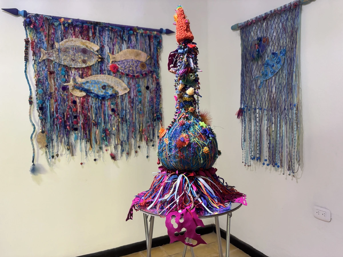 Tejidos y piezas de gran fuerza simbólica de Elsa Palmera protagonizan uno de los rincones más visitados del recorrido guiado en Casa de Encuentros, donde el arte femenino abre nuevos mundos posibles. Foto: EL PILÓN