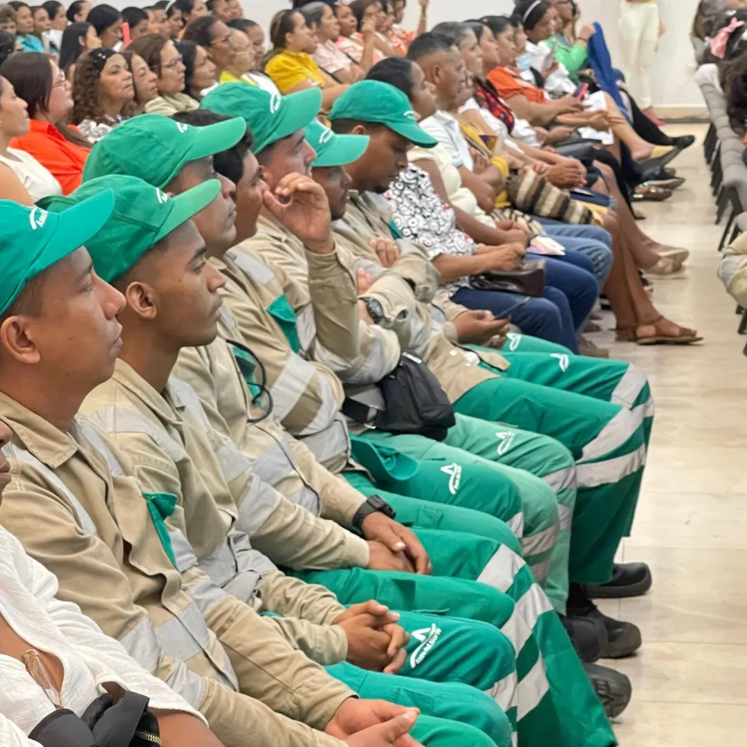 Trabajadores de Aseo del Norte celebran el acuerdo alcanzado que garantiza mejores condiciones laborales y la continuidad del servicio de recolección en Valledupar. Foto: Aseo del Norte.